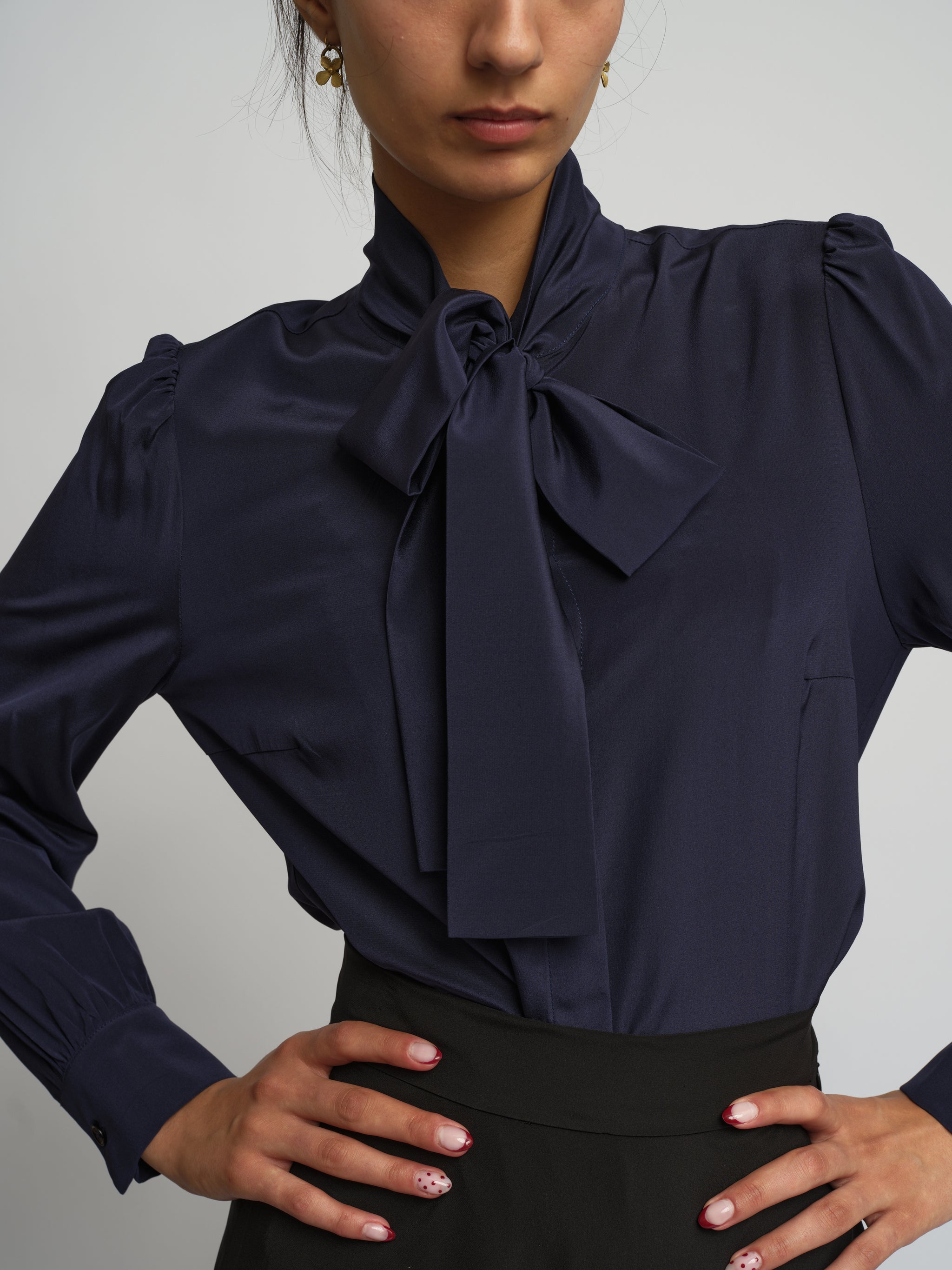 JULIE SILK PUSSY BOW BLOUSE – Greta Stockholm